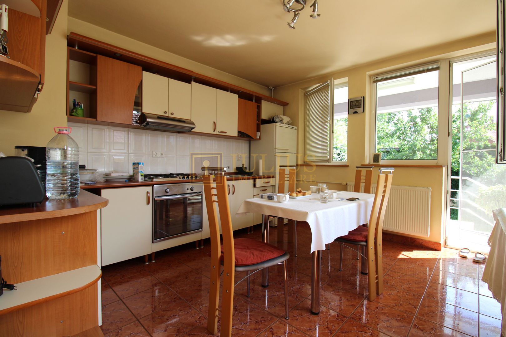 3 dormitoare, 3 bai, living spatios, 2 terase si curte. - Poză 8