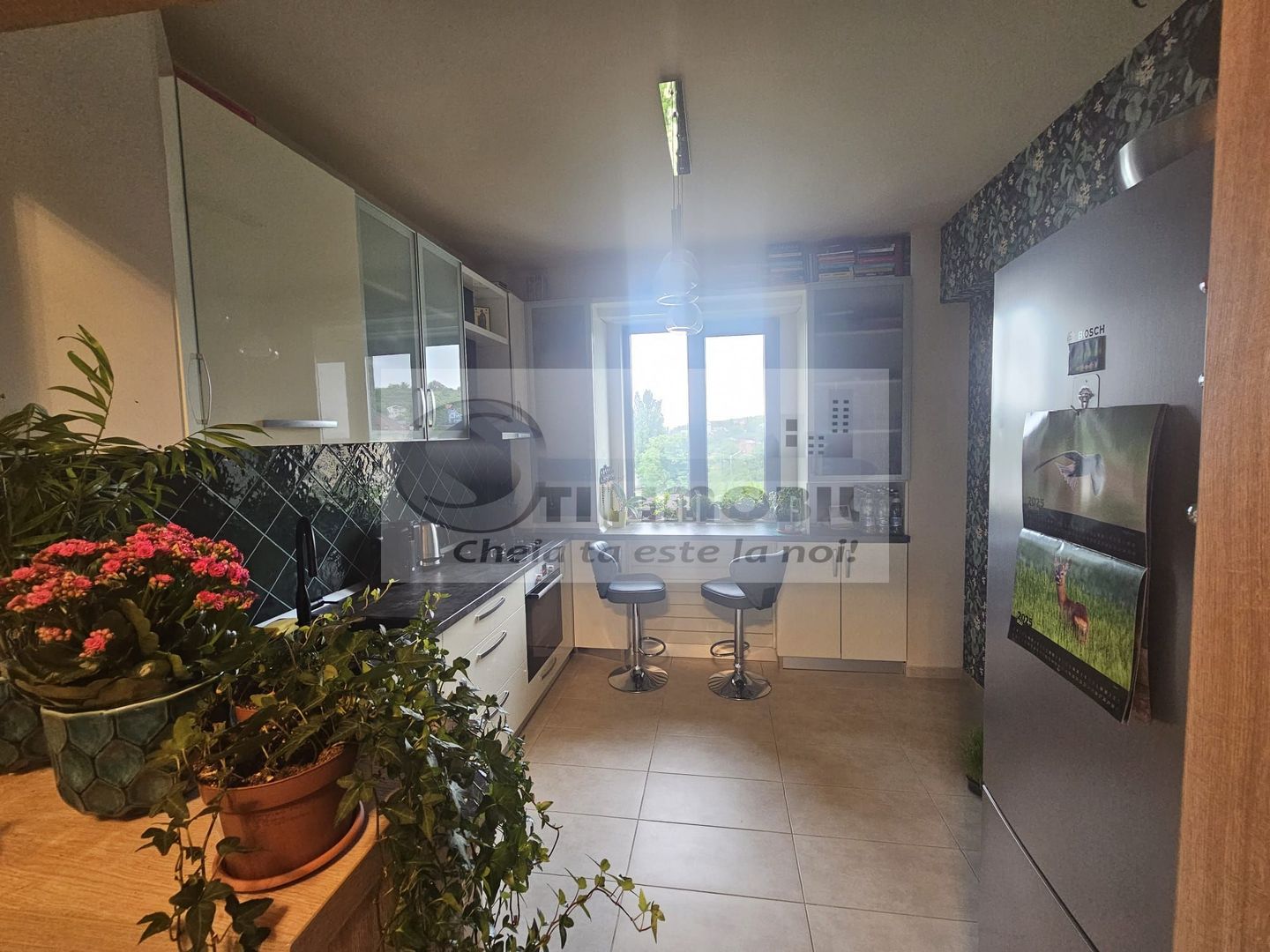 Apartament 2 camere, renovat,mobilat complet, parcare inclusa - Poză 2