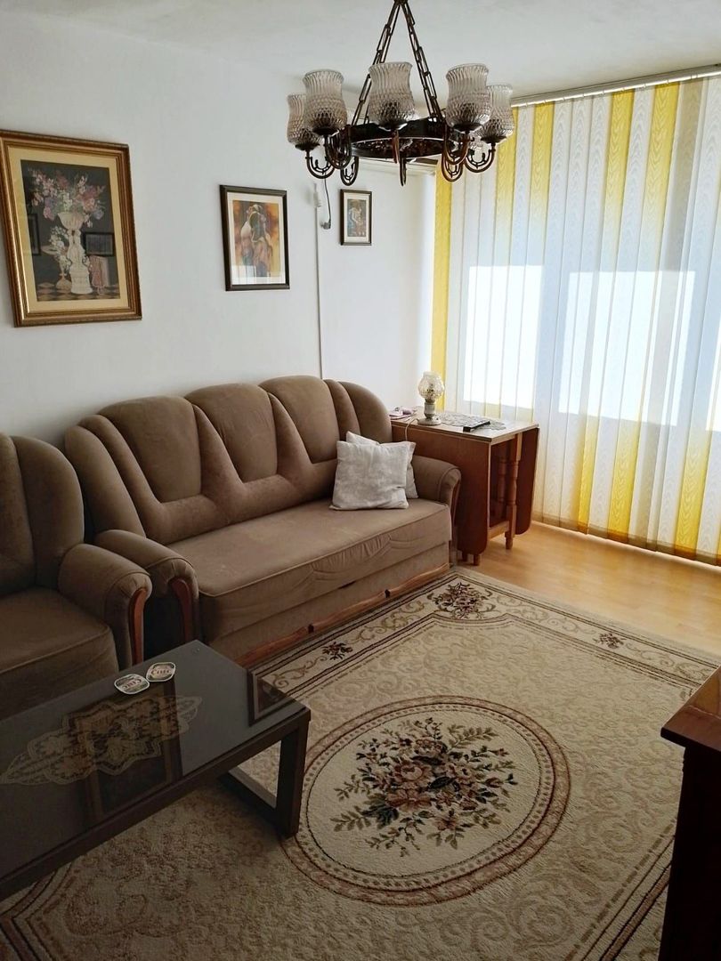 Apartament cu 3 camere, decomandat, zona Republicii - Poză 1