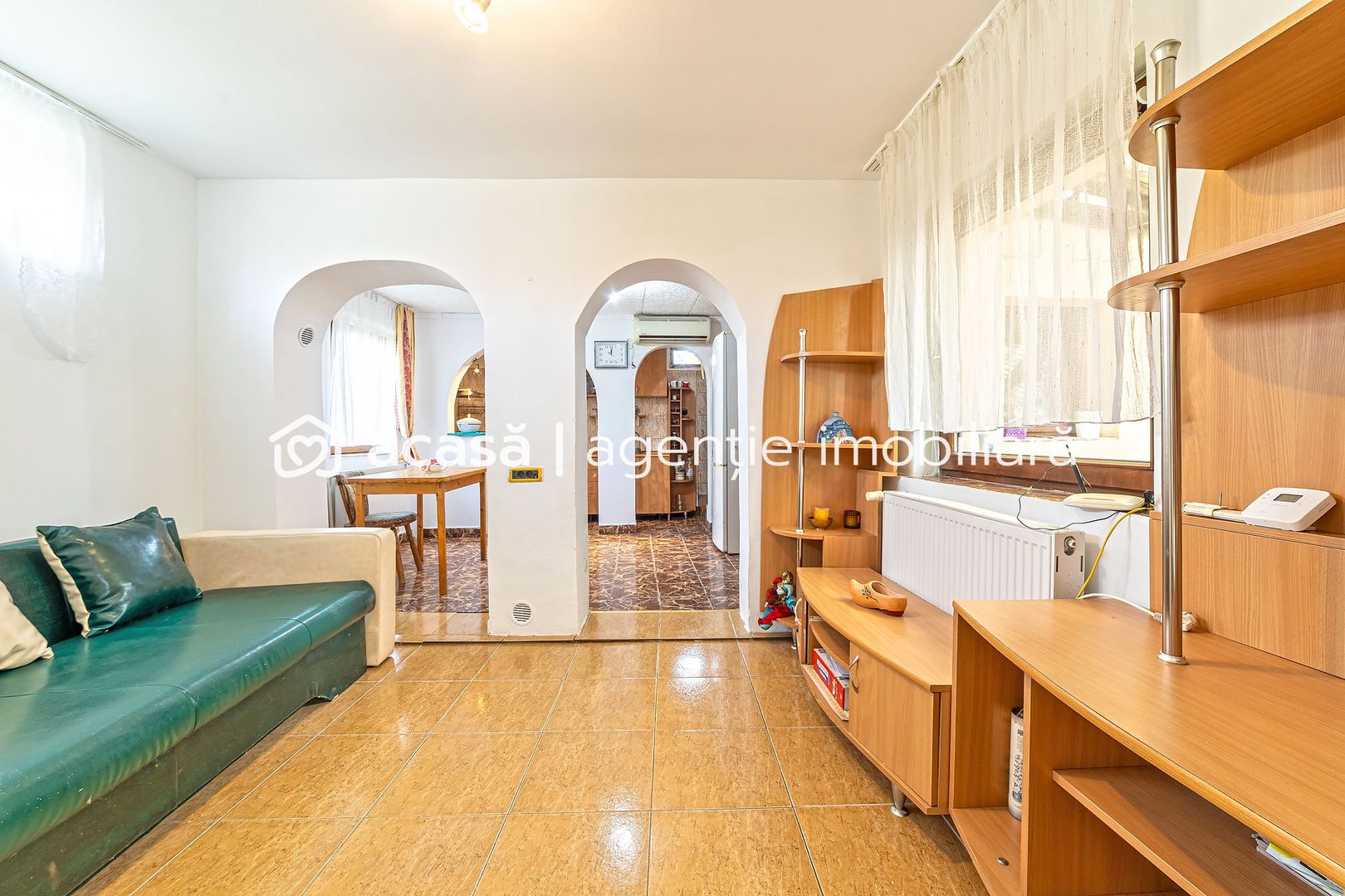 Vandut Apartament cu doua camere, central, la parter. - Poză 2