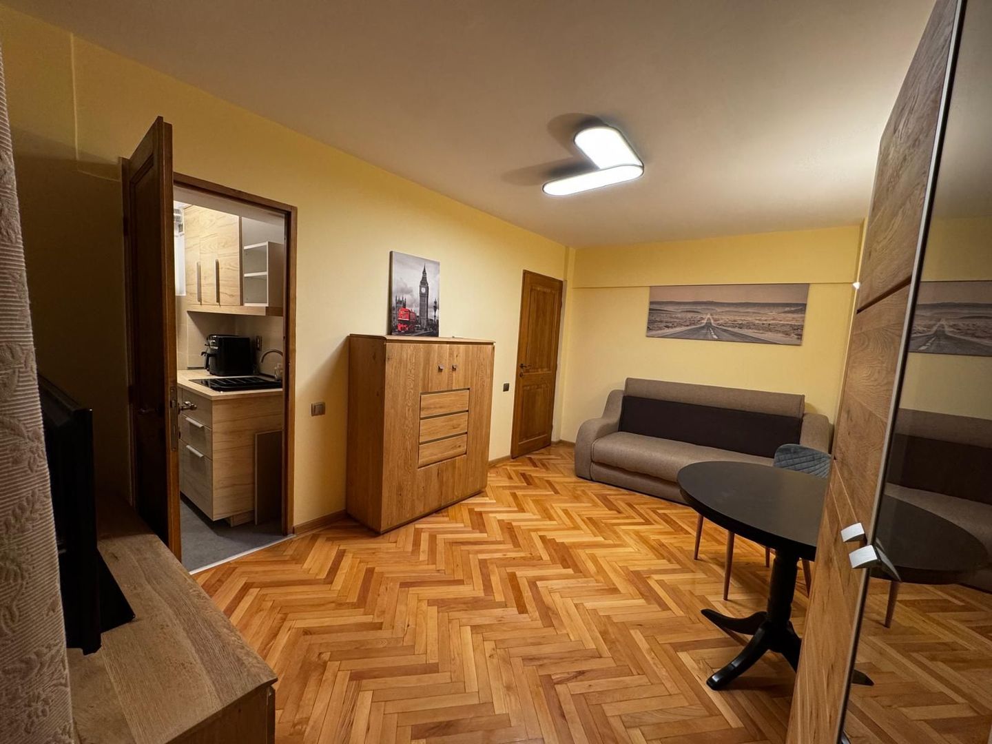 Garsoniera Centrul Civic bloc de apartamente - Poză 4