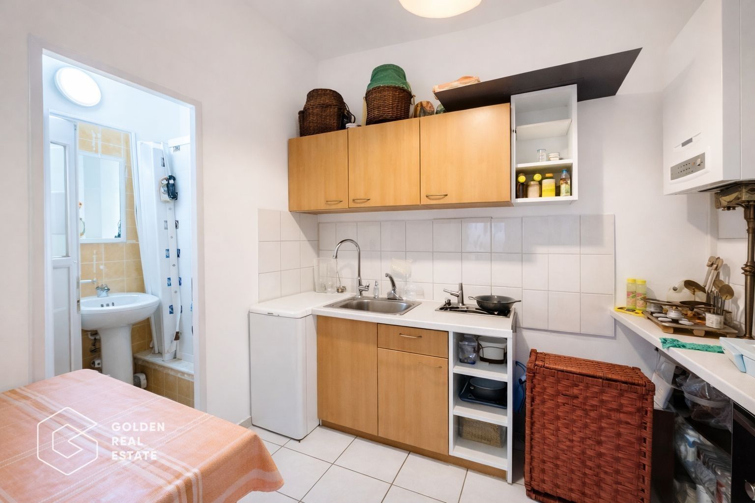 Casă individuală cu 2 apartamente de vânzare, lângă Hotel Ambasador – Dâmbovița, - Poză 6