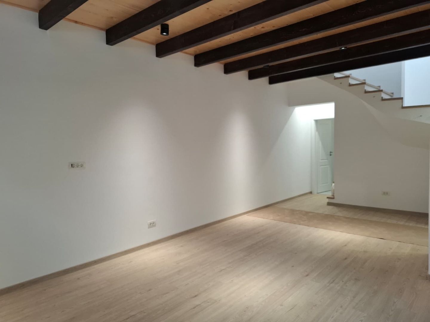 Apartament 4 Camere  in Vila , Centrala , Parcare , Totul Nou L352 - Poză 2
