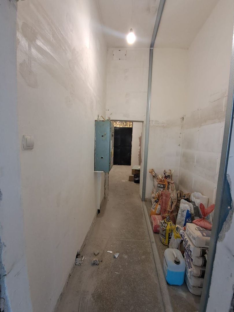 Spatiu comercial vitrina de 20 M - Metrou Eroii Revolutiei S143 - Poză 20