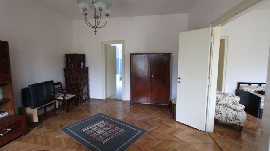 Apartament spatios 3 camere,zona medicina cu garaj si boxa - Poză 2