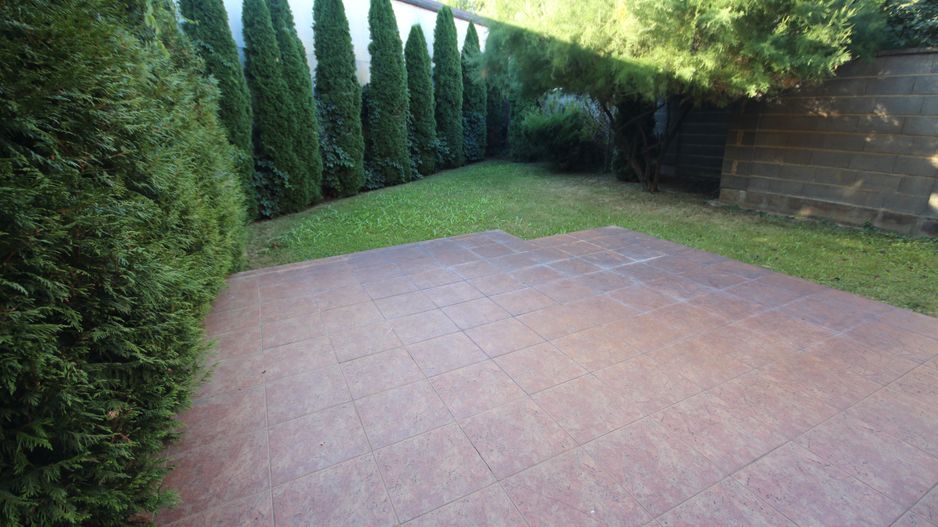 Vila spatioasa ideala pentru diferite activitati sau ptr.locuit -NEMOBILATA - Poză 1