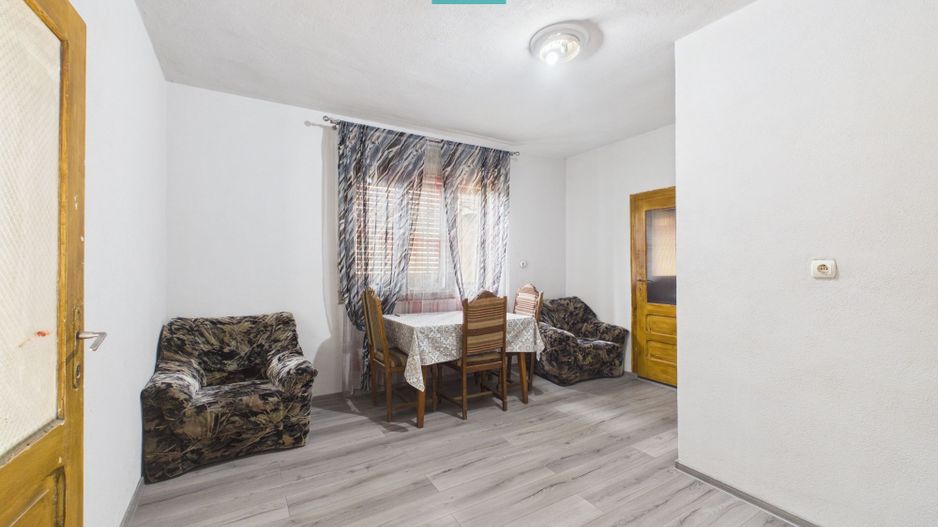 Casă P+M cu grădină generoasă în Ineu - Poză 6