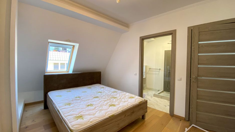 Apartament de lux cu 4 camere la mansardă - Poză 9