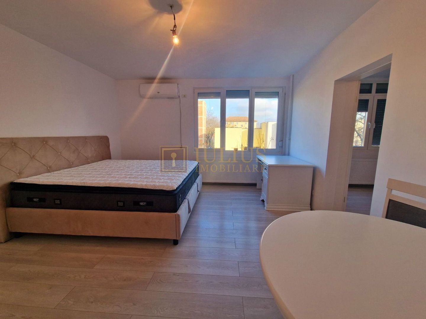 Str. Sorin Titel; semidecomandat în zona centrală; ideal investitie/inchiriere. - Poză 1