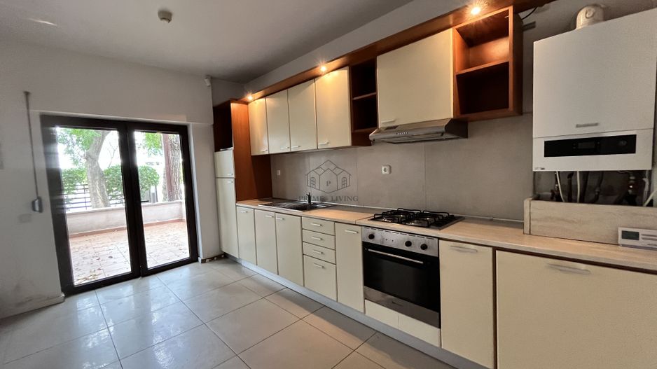 VILA CU 5 CAMERE LA INCHIRIERE PE MALUL LACULUI STRAULESTI - Poză 2