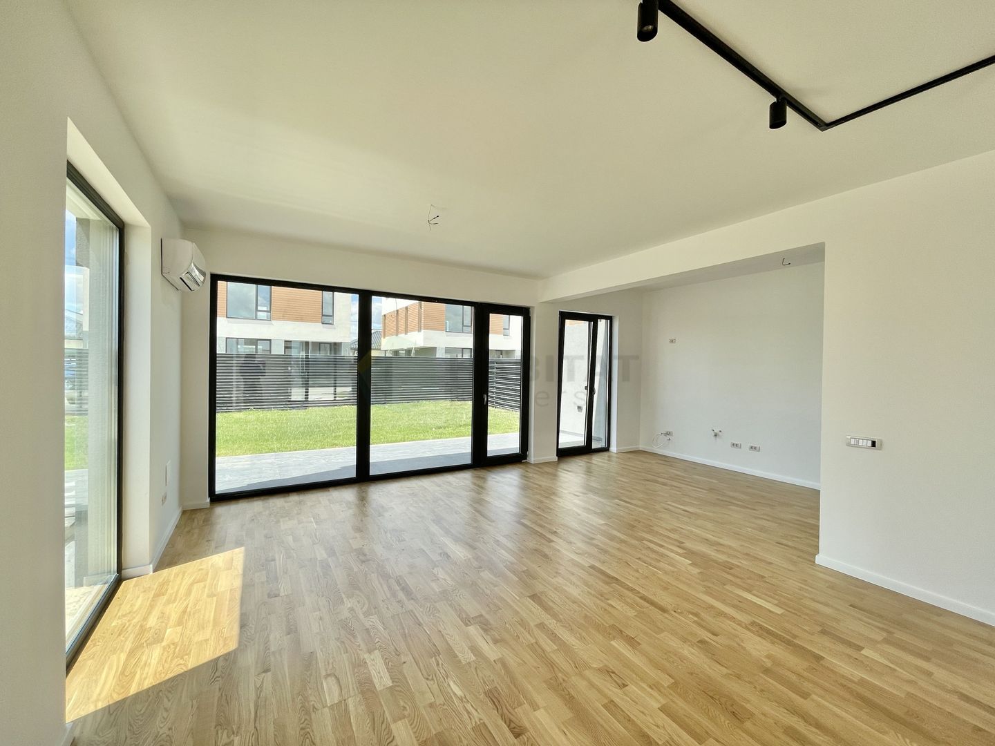 Vila Individuala 5 camere Tunari - Poză 12