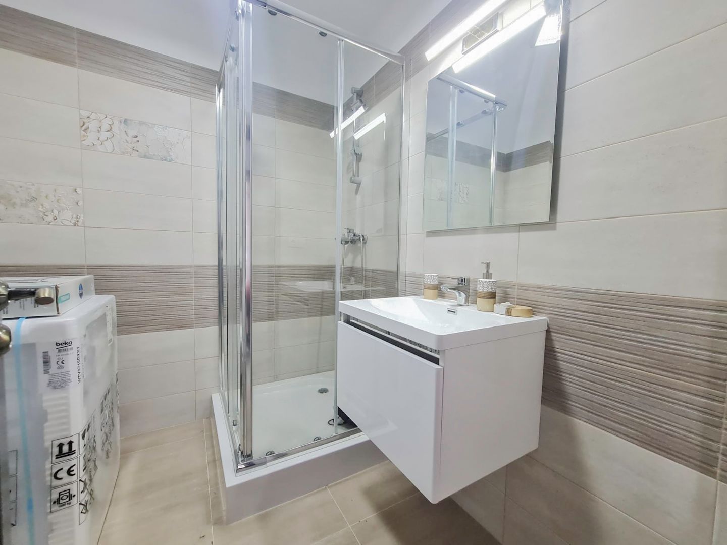 Apartament nou, mobilat și utilat - 3 camere, 2 bai și curte - Poză 19