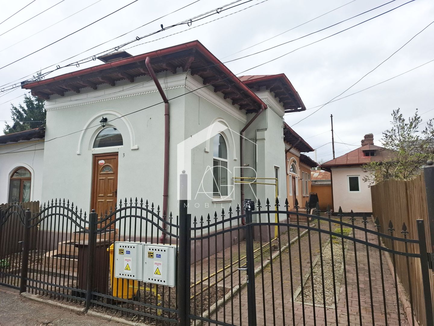 Casa cu 4 camere, zona Central - Poză 1