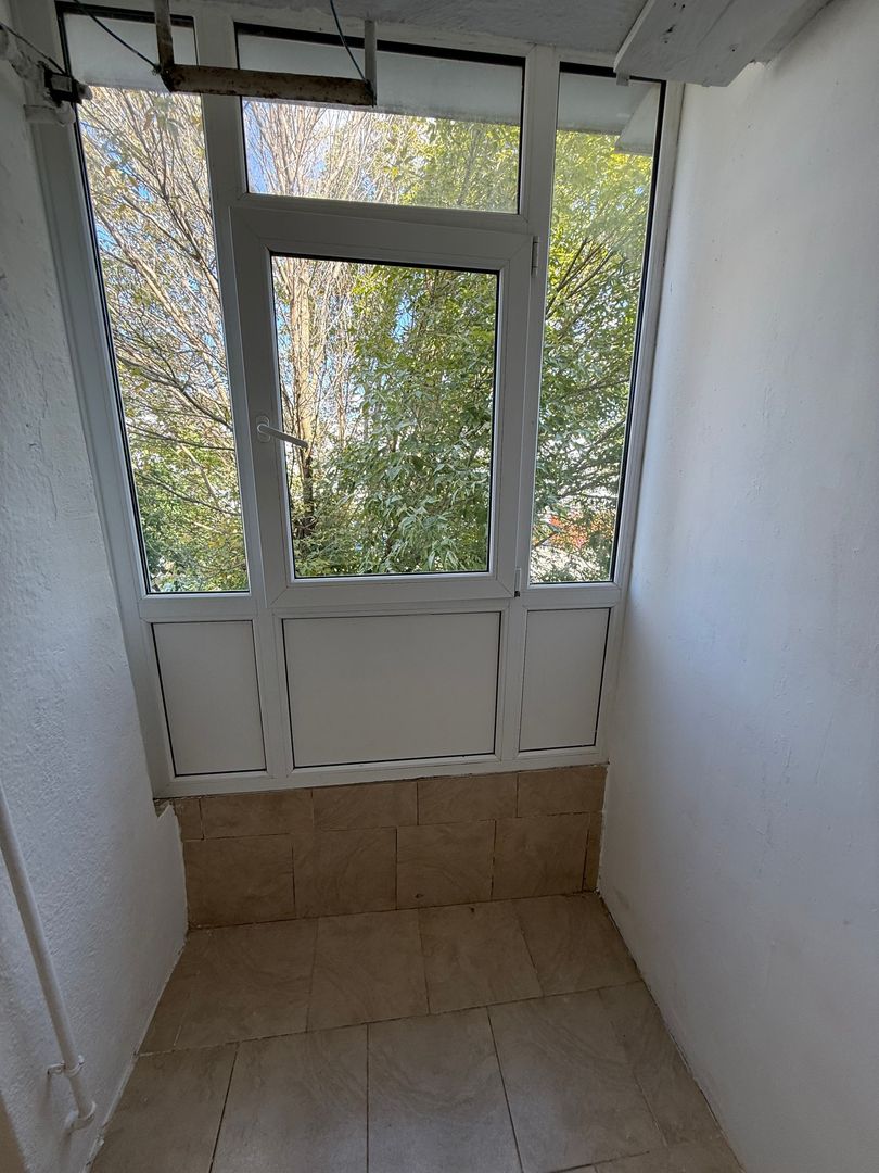 Garsonieră 27 mp cu balcon - etaj 2 - nemobilata -bloc an 1980 - Poză 14