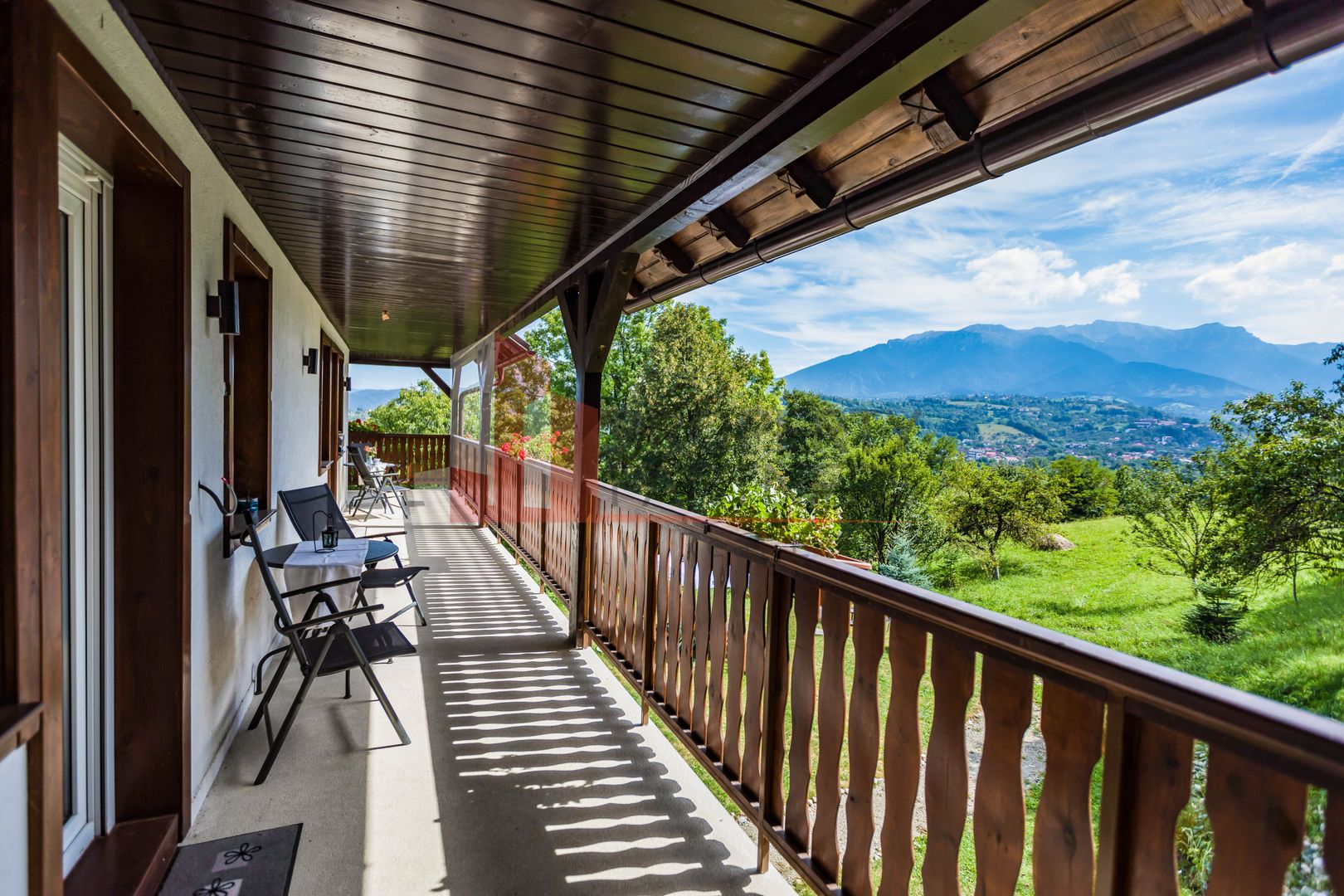 Vilă 340 mp Bran | Teren 5500 mp | 6 dormitoare cu băi proprii - Poză 2