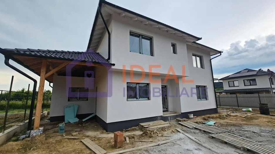 Casa Individuala cu 326 mp de curte si Carport, in Poplaca - Poză 1