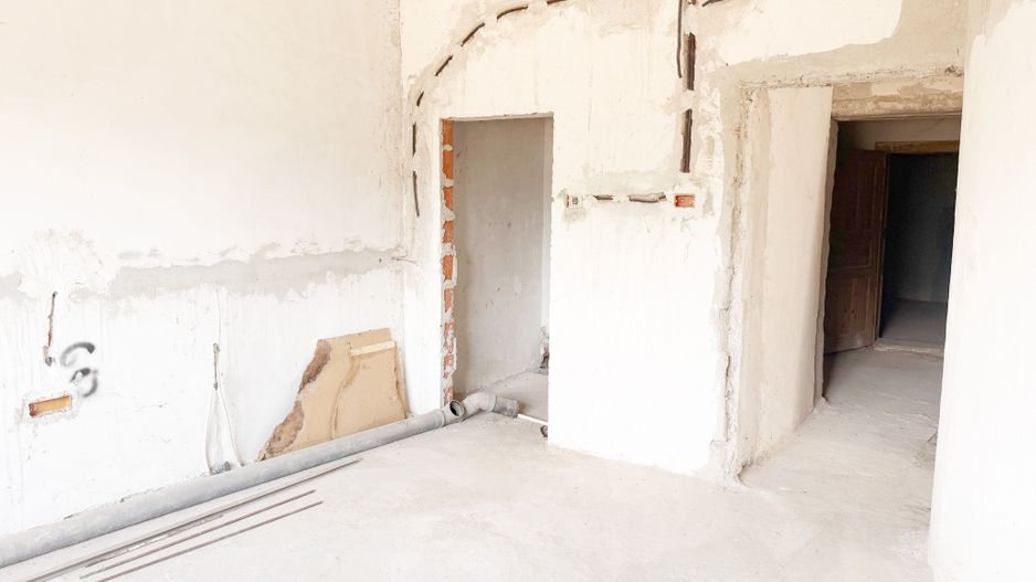 Casă la rosu cu teren generos de vânzare aproape de Intim - Poză 3