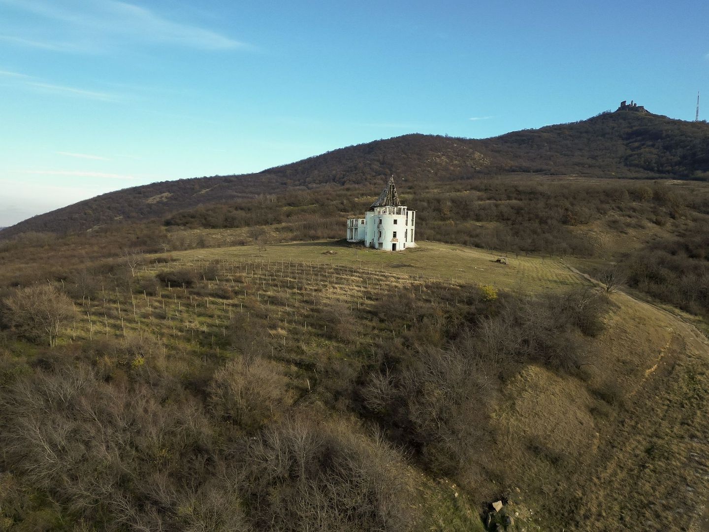 Castel cu vedere panoramică pe dealul Șiriei - Poză 5