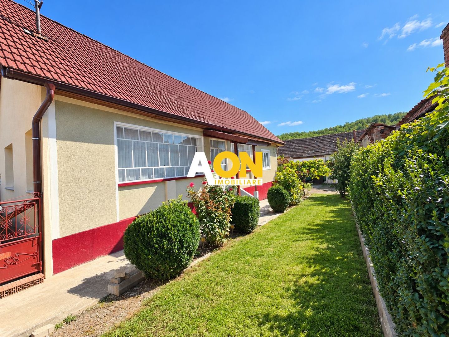 Casa traditionala, 3 camere, la asfalt, 1685 mp teren, Ciugud - Poză 1