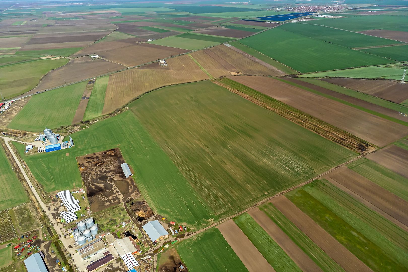 Teren intravilan cu acces la Drum Județean DJ 709 - 275200 mp - Poză 8