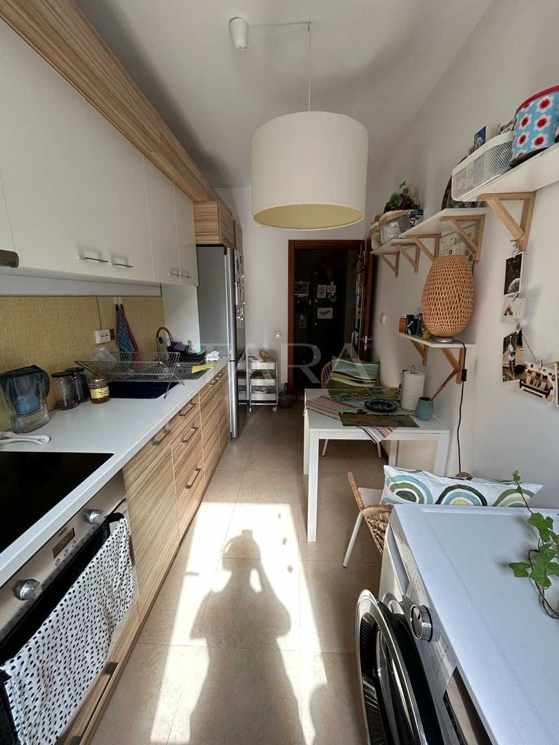 Apartament cu 2 camere, demisol înalt, cu balcon și parcare. - Poză 1