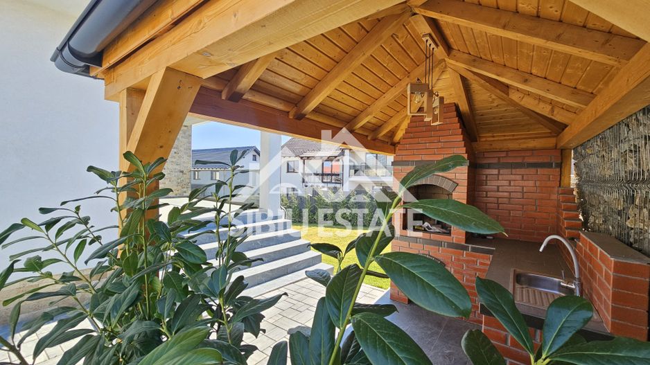 Casa Sibiu, intrare Selimbar, garaj, pivnita, curte mare - Poză 2