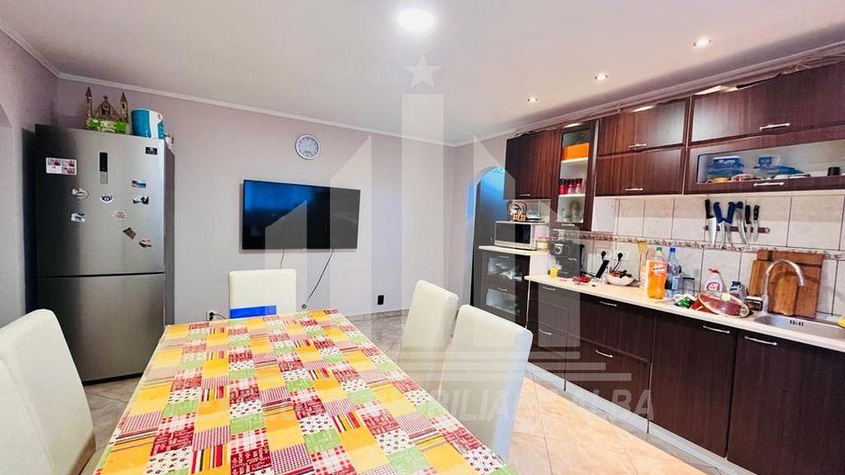 Apartament cu 2 camere decomandate, Cetate zona foarte buna - Poză 1