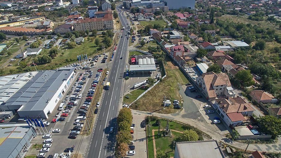 Imobil spațiu comercial și 11 apartamente - Poză 4