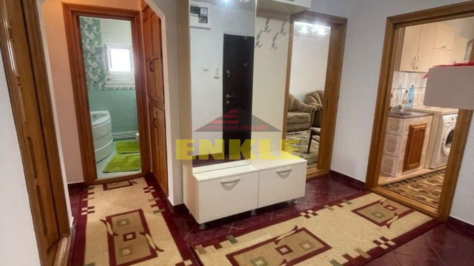 De închiriat apartament 4 camere decomandat - Poză 1