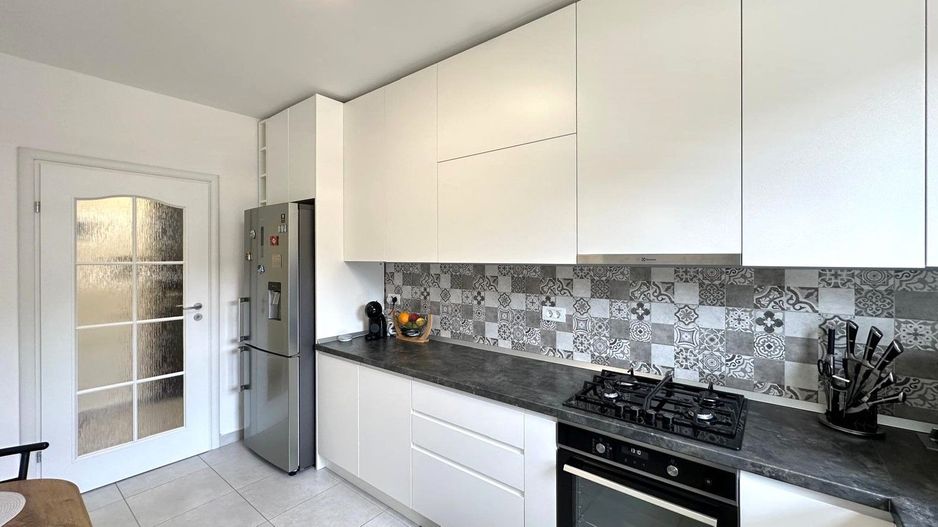 Vindem apartament  complet mobilat modern cu 2 bai zona Ghimbav - Poză 12