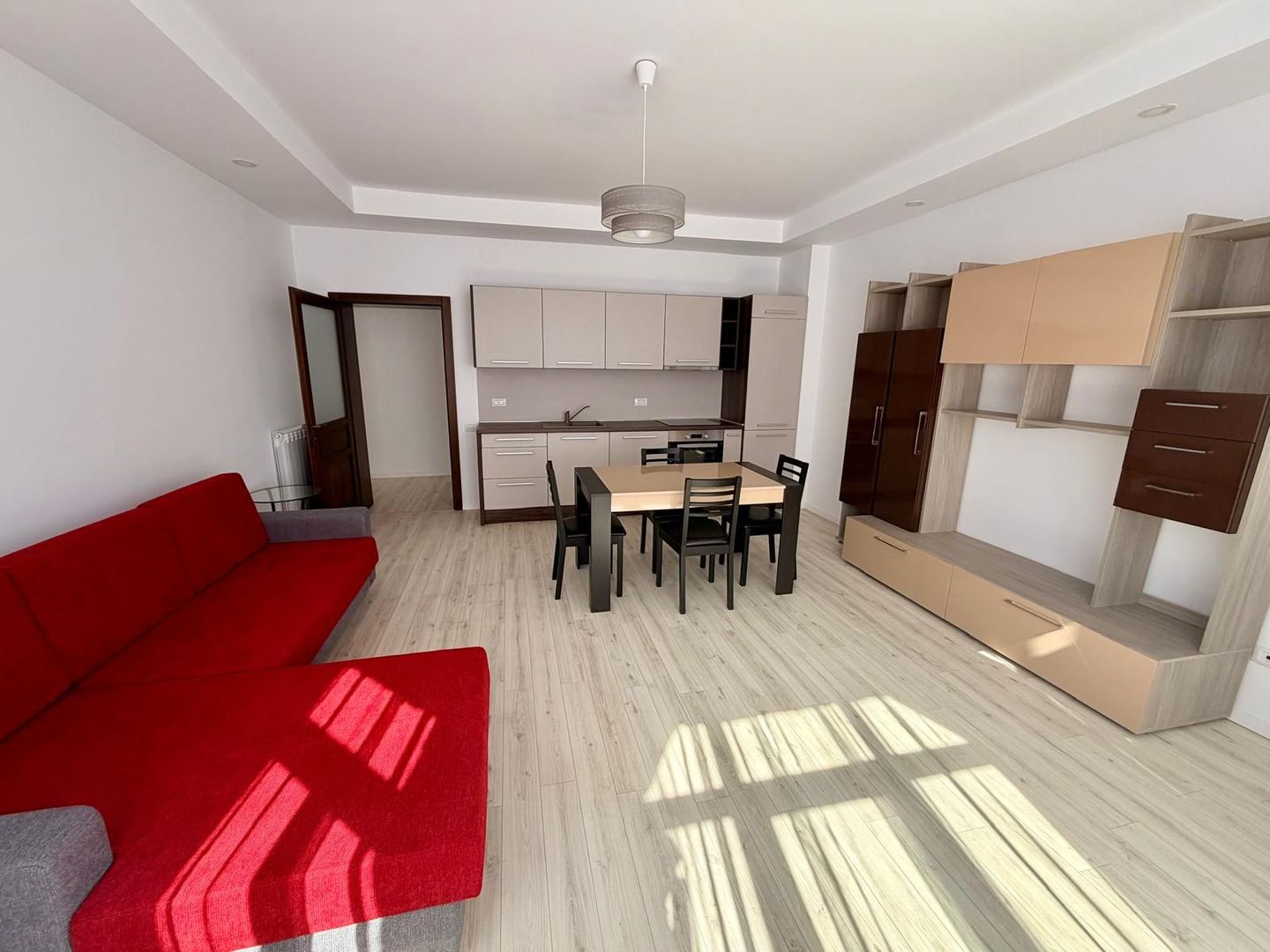 Apartament CENTRAL, living open space, dormitor, zona 7 strazi - Poză 1