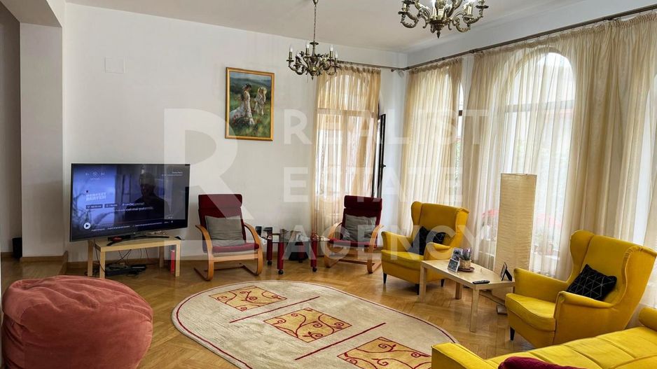 Casă de vânzare cu 8 camere aproape de Piața Revoluției - Poză 1