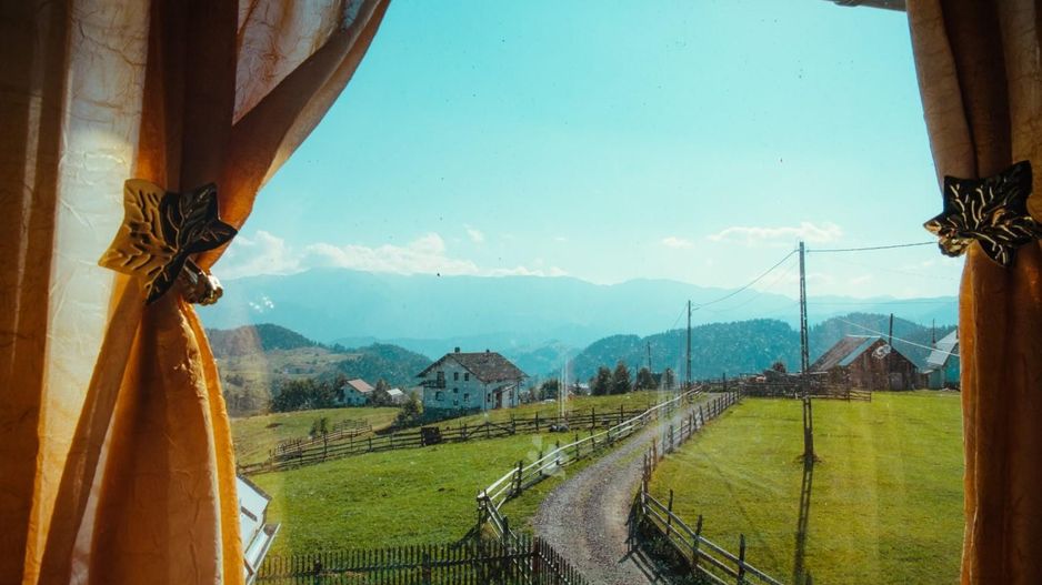 Exclusivitate - casa rustica, priveliste deosebita, 45 km de Brasov - Poză 1