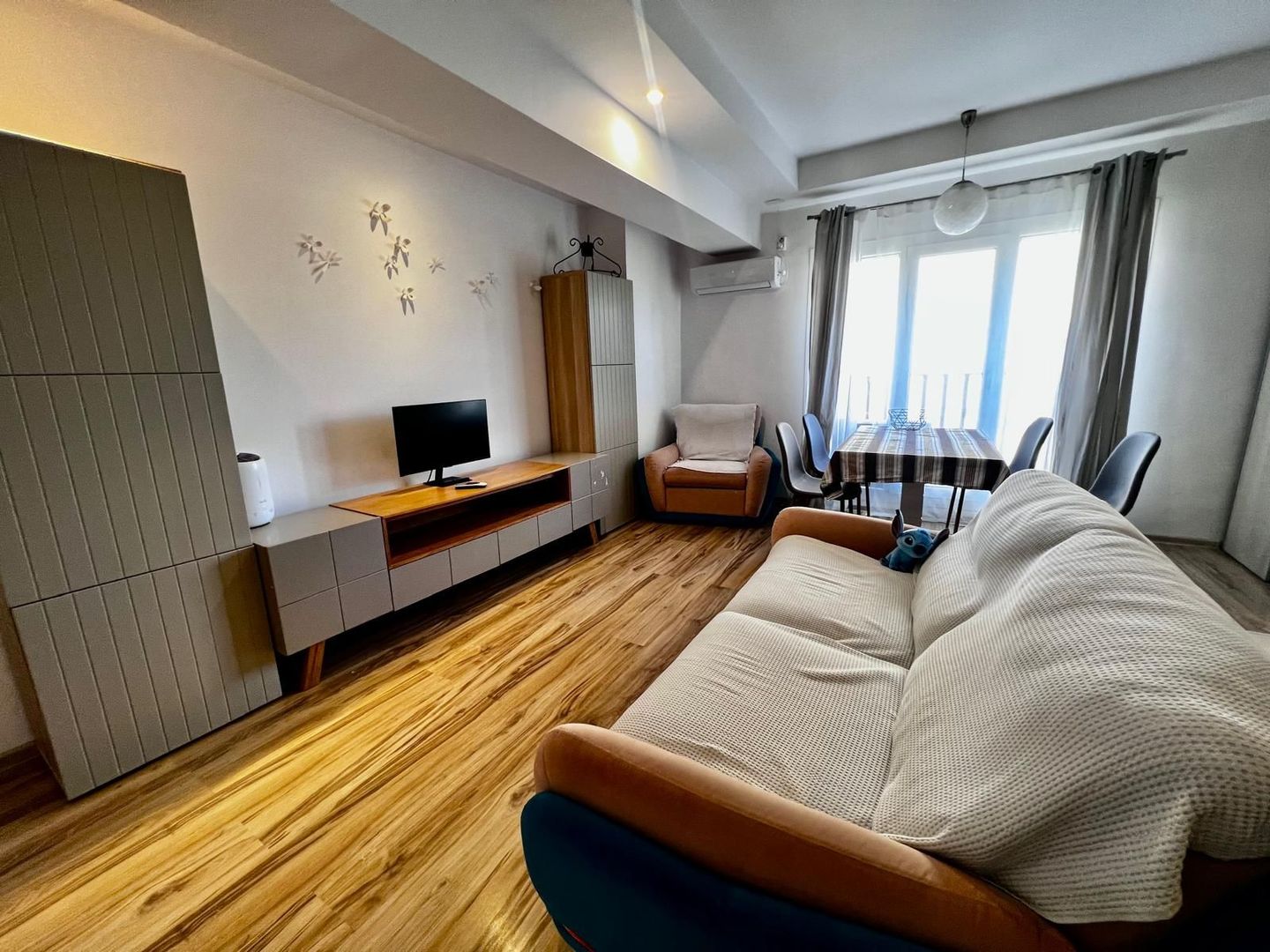 Apartament cu 3 camere de inchiriat in Cosmopolis - Poză 2