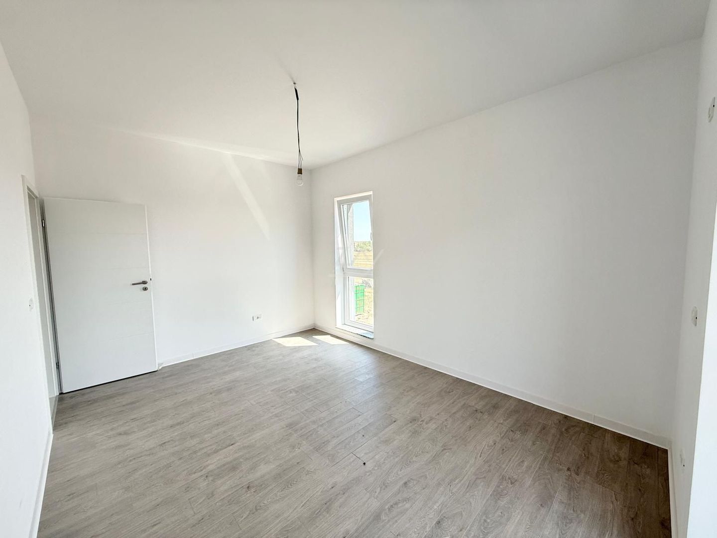 Bloc FINALIZAT la asfalt. Decomandat. - Poză 2