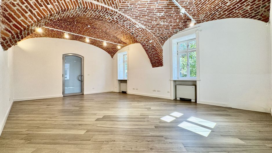 Spatiu birou in cladire istorica restaurata - Poză 10