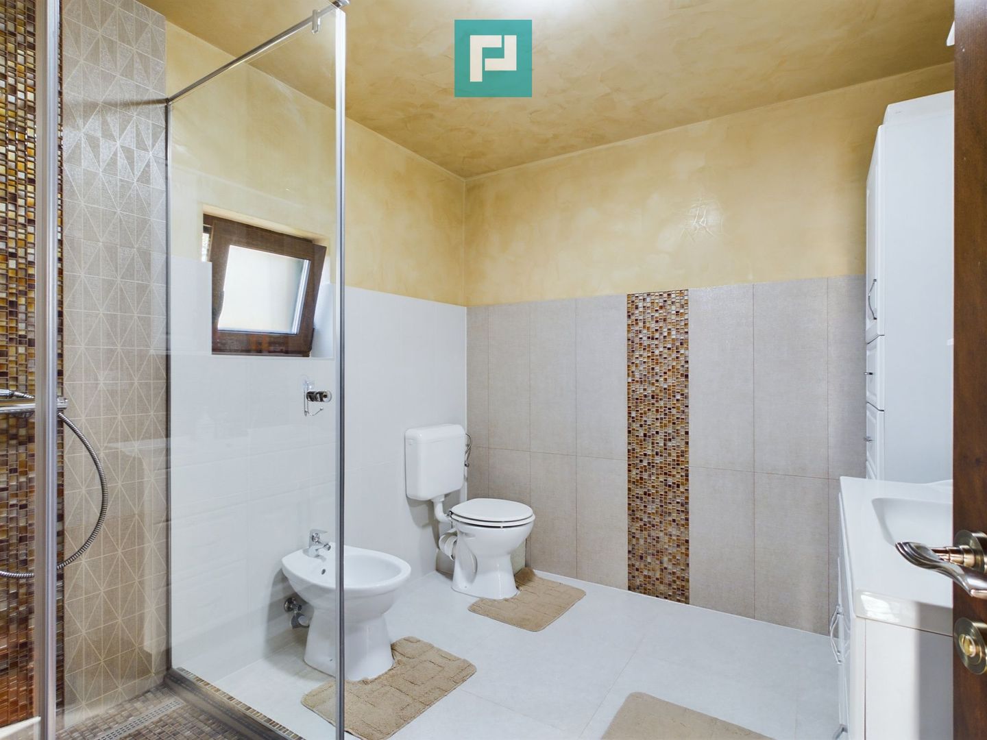 Vilă cu mansardă în Bujac - Poză 11