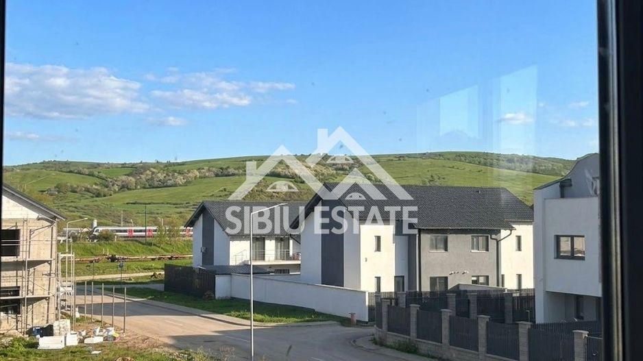 Apartament modern 2 camere, pod amenajabil, balcon,  parcare inclusa - Poză 1