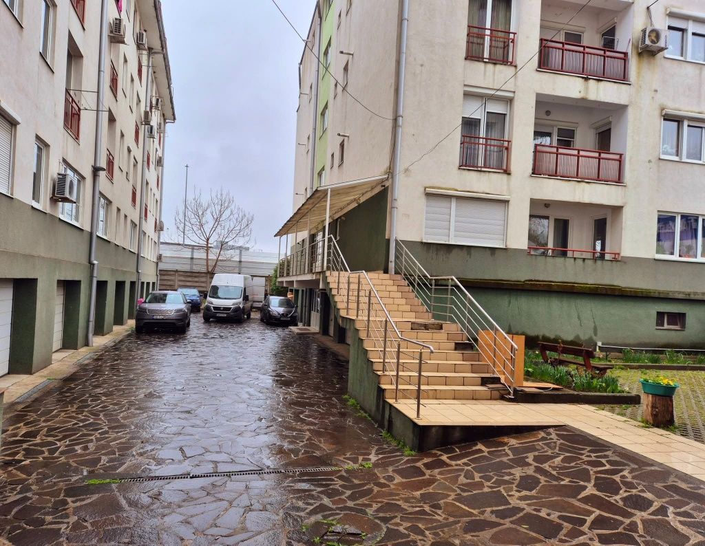 BRASADAS vinde ap 1 cam + boxă beci + garaj etaj 1 Central. - Poză 1