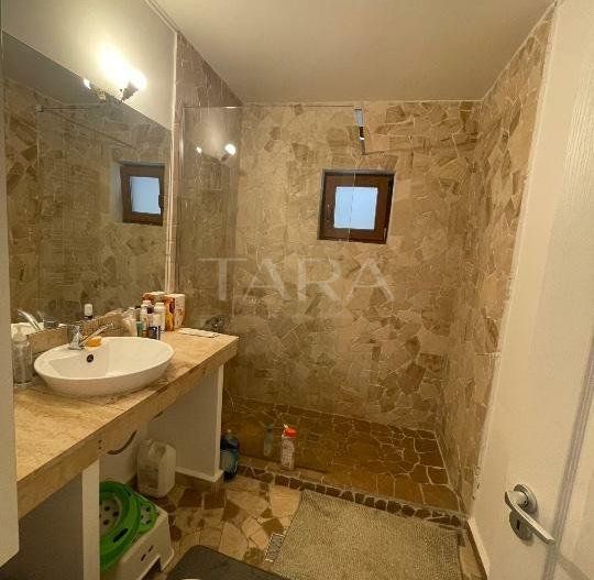 Casă cu două corpuri independente, ideală pentru locuit și închiriere - Poză 3