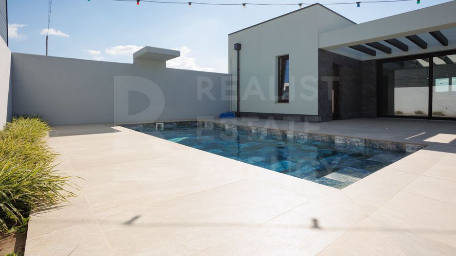 Vânzare, Casă Hi-Tech, 4 camere, str. Ion Suruceanu, Ialoveni - Poză 1
