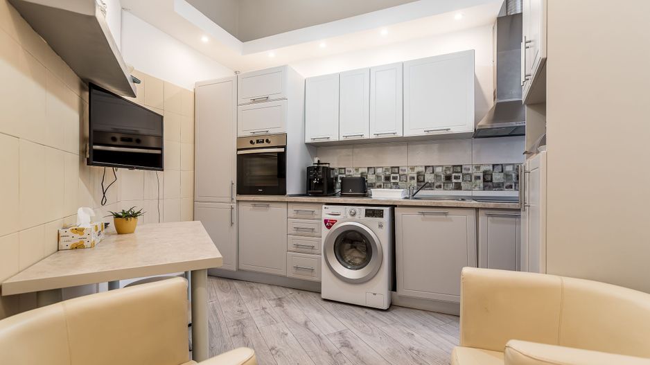 Apartament ultracentral cu 4 camere decomandat, etaj intermediar - Poză 3