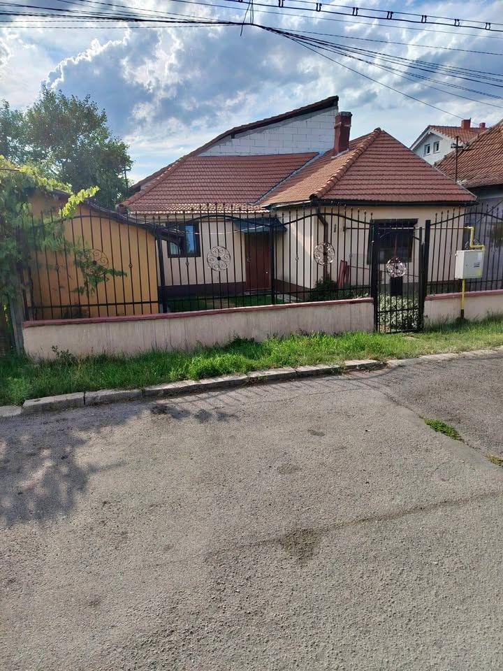 Casă 2 camere Str. Danton - Poză 1