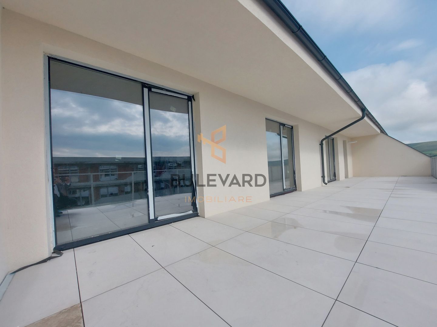 Penthouse cu terasa de 47 mp, zona strazii Eroilor! - Poză 1