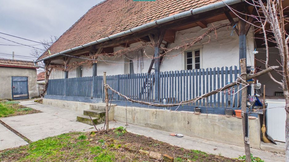 Casă cu 2 corpuri și 4 camere în Tauț - Poză 1