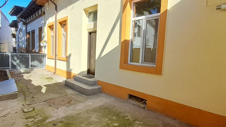 Tineretului, 350 m metrou, casa 2 camere + curte, pretabila investitie - Poză 1