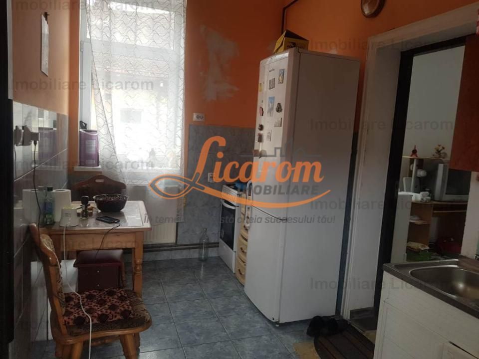 Corp de casa Blumana, zona str Lunga,curte,pod,beci. - Poză 6