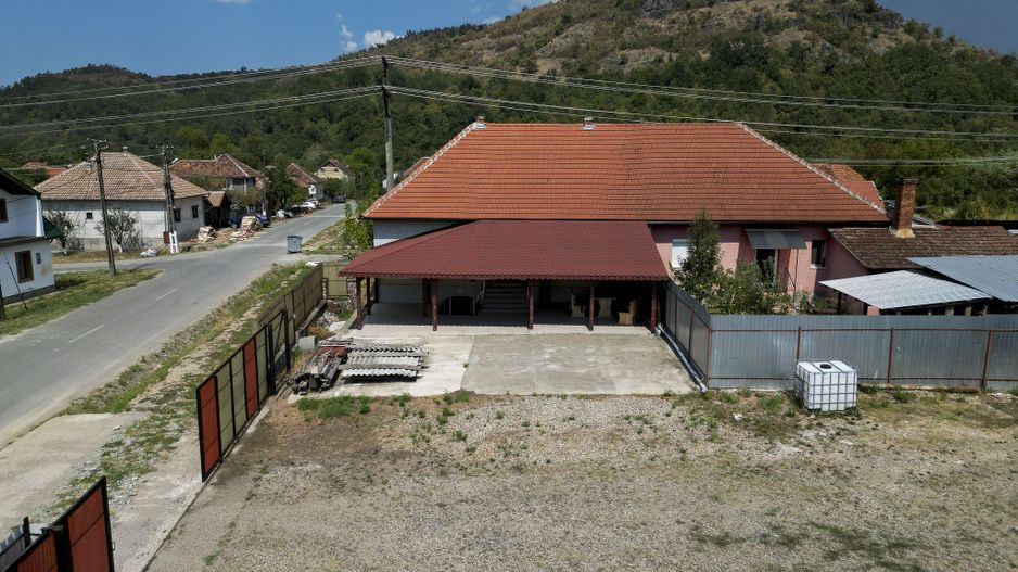Casă tip duplex cu teren generos în Dezna - Poză 1