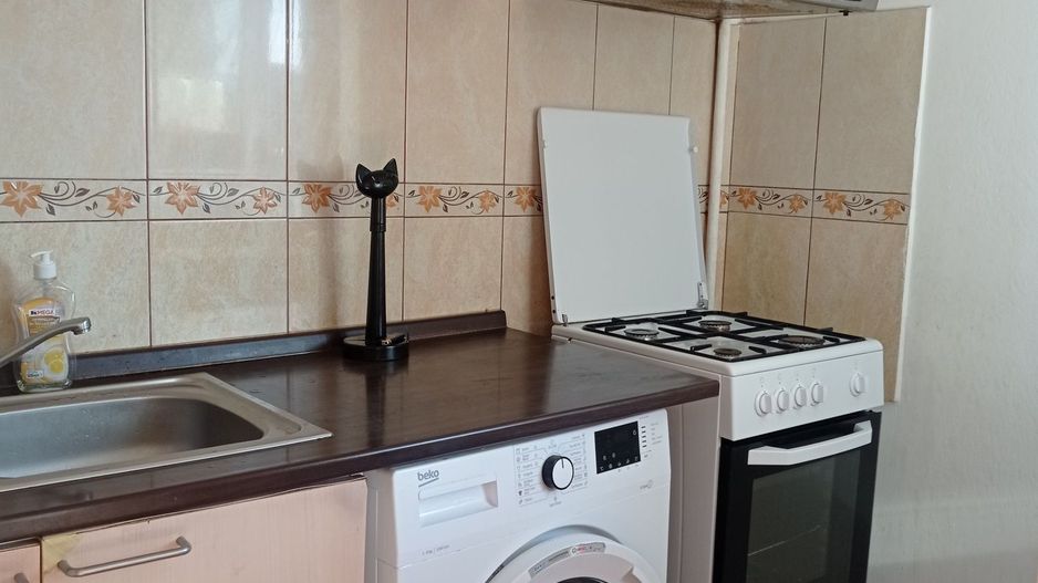 Garsonieră renovată, balcon închis, 50 m de metrou Costin Georgian - Poză 1