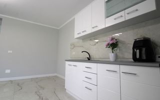 Curte, 4 apartamente, 8 camere, perfectă pt activități educaționale-Dumbravita - Poză 8